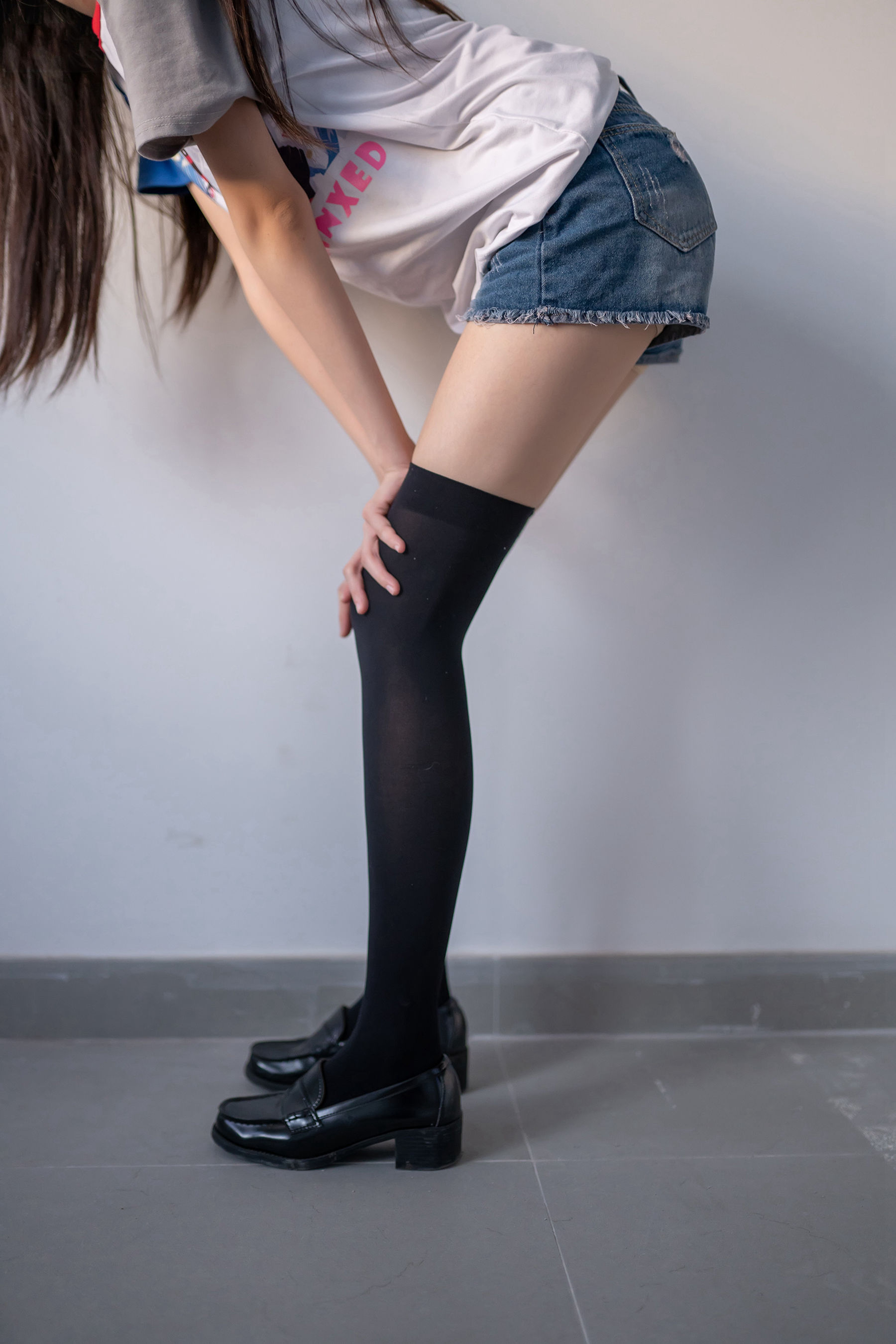 [风之领域] NO.113 黑丝牛仔短裤小蛮腰_第2张