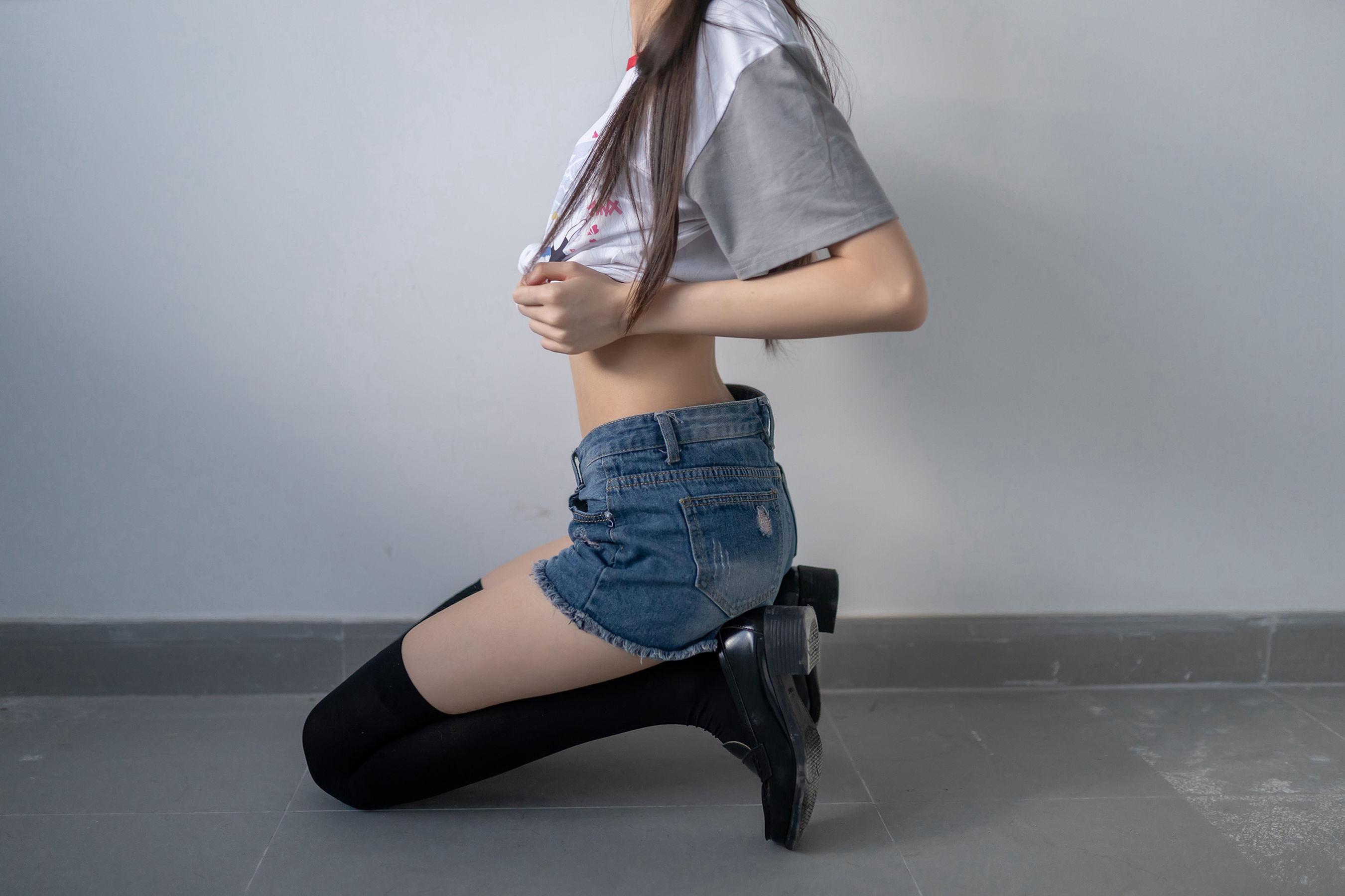 [风之领域] NO.113 黑丝牛仔短裤小蛮腰_第4张