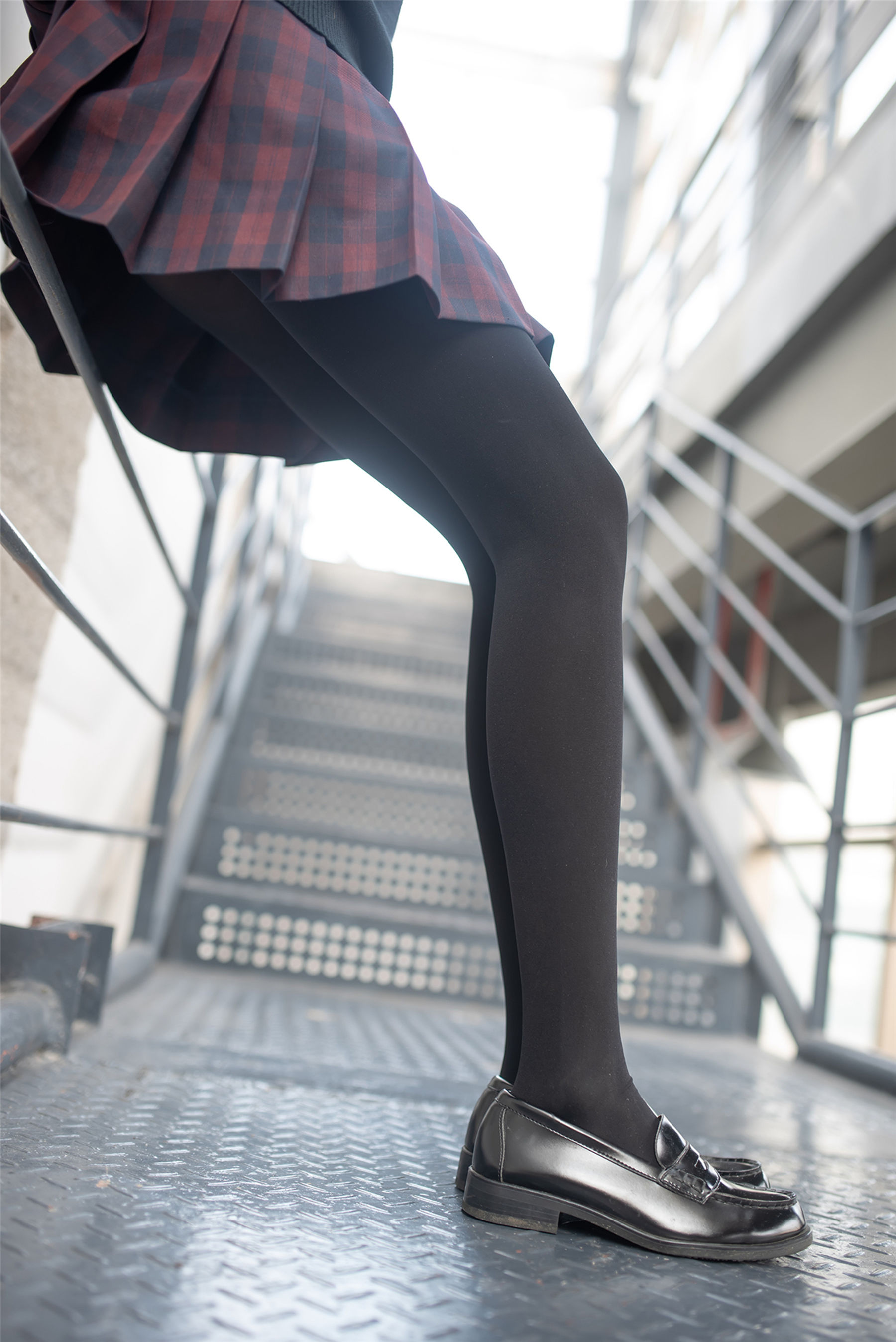 [风之领域] NO.147 红黑格子裙厚黑丝_第4张